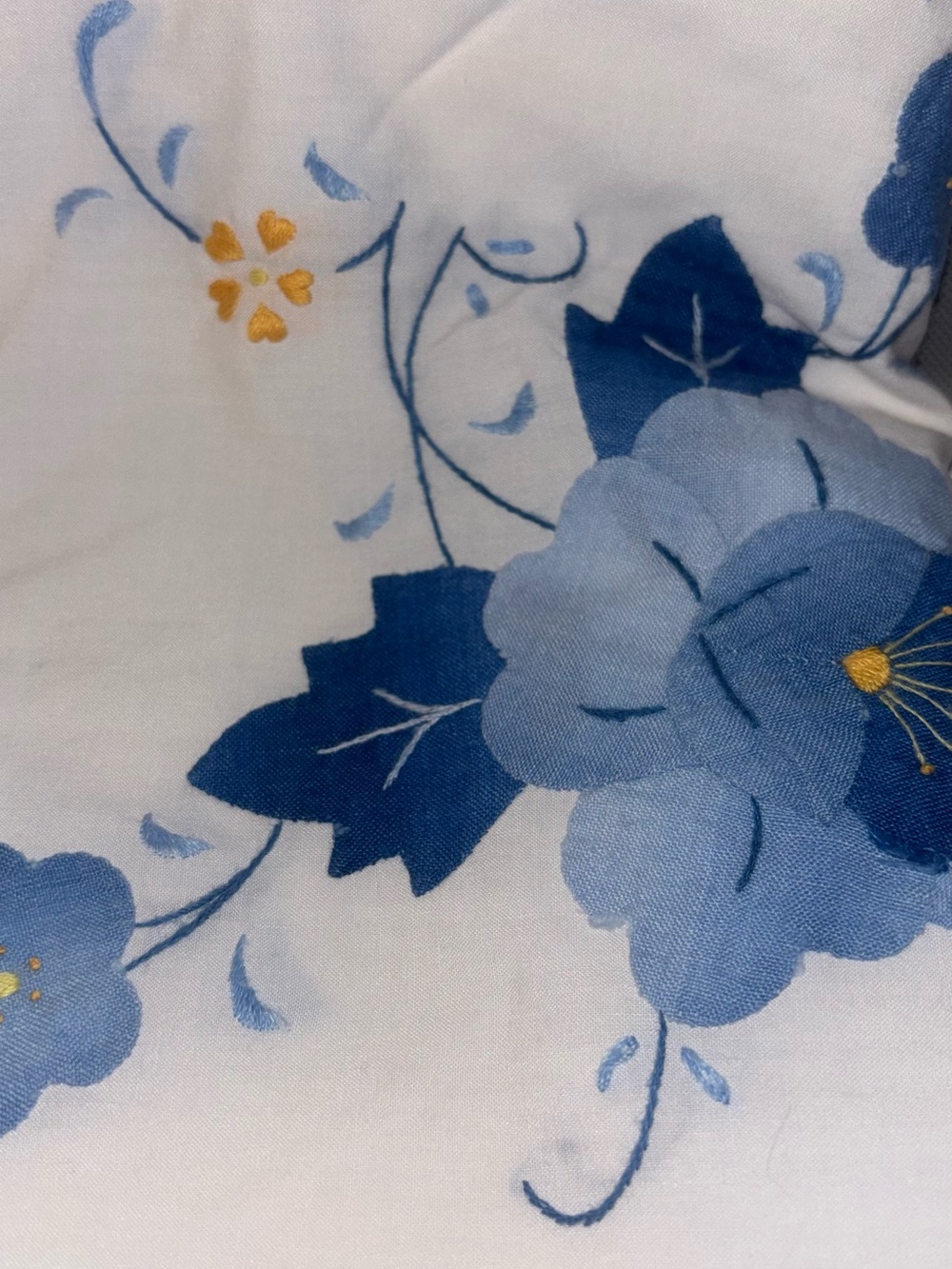 Beautiful vintage embroidered white blue flower tablecloth 50 x 66? 9 napkins